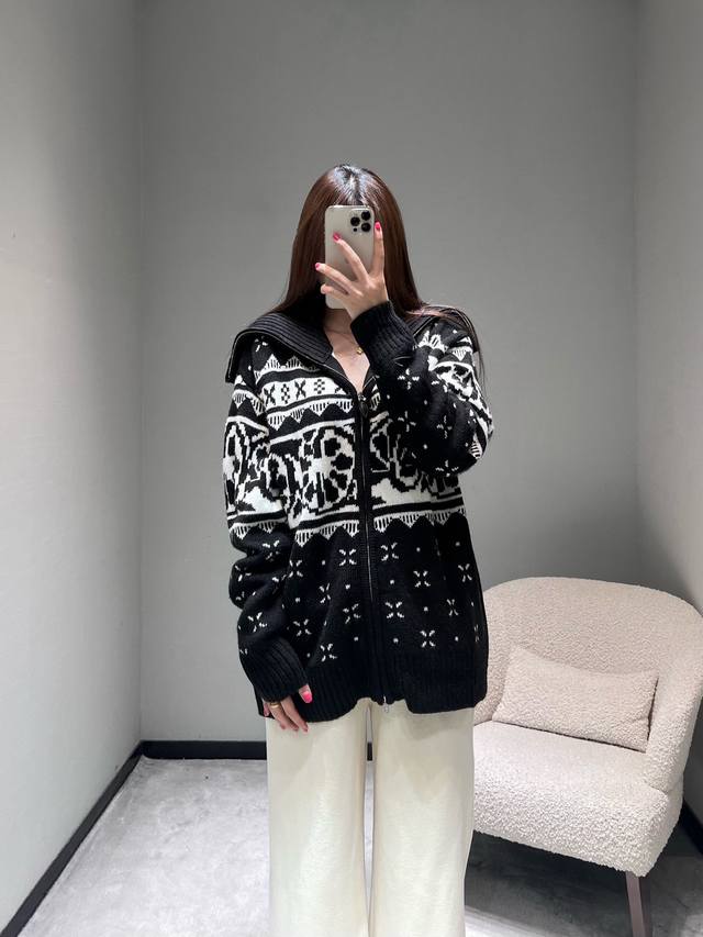 2025高级系列 复古费尔岛提花毛衣 复古提花工艺，采用大翻领领口罗纹设计提升立体感，衣身布满复古民族风提花图案，几何纹理与花卉元素交织，在黑白撞色中凸显层次，