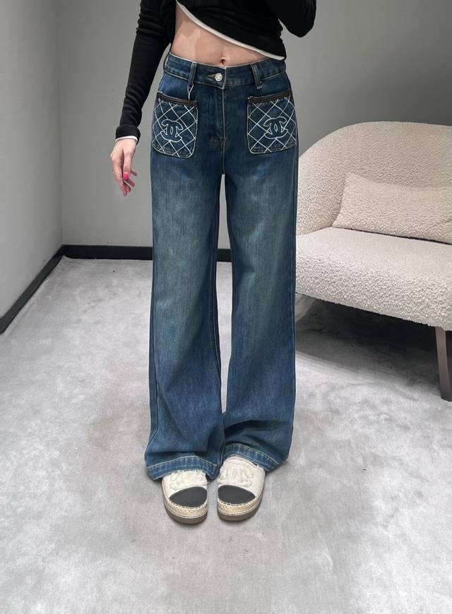 Chan*L 2025Fw秋冬上新系列 口袋牛仔经典的牛仔材质打造，质感十足且兼具良好的耐磨性。独家全新开发，1:1Yb定制开发，菱格口袋超抢眼，专属定制双Cl