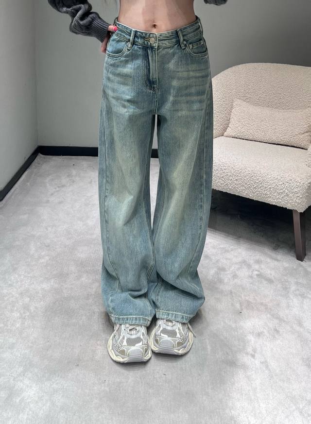 2025高级系列 复古蓝牛仔裤。扑面而来的复古做旧感，经典水洗蓝牛仔面料，多次洗水工艺，裤身的做旧工艺自然细腻，呈现出岁月沉淀的高级感；版型为阔腿设计，对各种腿