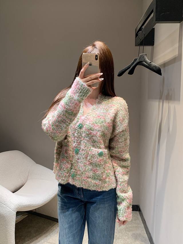 Chane* 25K高级手工坊系列 粉绿混织V领针织开衫丨独家高版出品！柔和樱花粉交织清新薄荷绿，自带朦胧的雾面肌理，像把繁花揉进了针织里；软糯绒毛包裹身型，暖