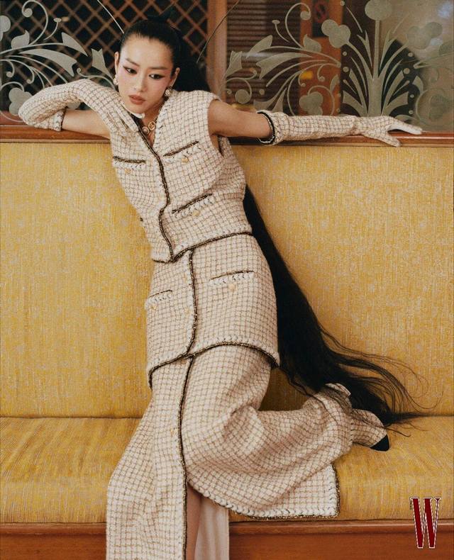 马甲 短裙 长裙 Chan*L 25K高级手工坊系列 粗花呢叠穿套装丨独家Yb开发！高版出品！米白底色交织金棕纱线，自带细腻光泽，是手工坊专属的肌理质感；黑金撞