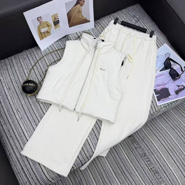 强烈推荐 25年早秋冬系列 Cha*新款立领马甲上衣搭配松紧腰直筒裤套装 裤子裤脚抽绳设计 钻字母点缀 马甲内里棉填充 高端品质 两色Sml。.