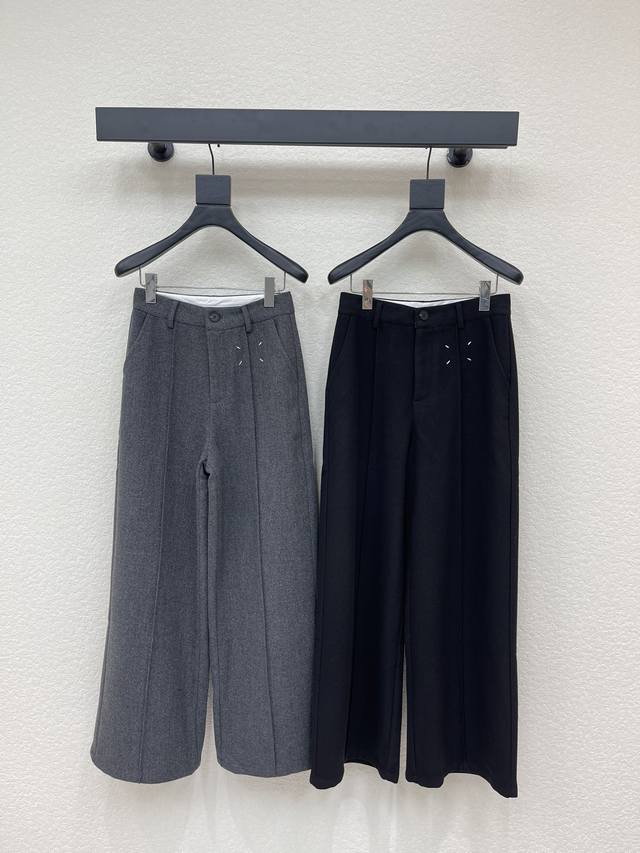 Mm6*25新款休闲西裤 颜色百搭高级 定制撞色拉线 尽显高级随意感 视觉盛宴 四季必入的百搭单品 订制色织面料，质感巨好 慵懒范儿十足 女神必入神器！ 版型百