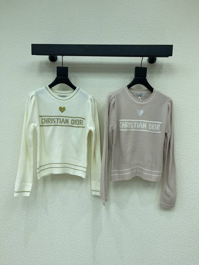 Dio*25早秋新款爱心针织套头泡泡袖毛衣！定制羊毛纱线织造 质感高级 舒适柔软 圆领长袖上衣剪裁 密实针织细腻凸显品牌质感 领口袖口螺纹包边与衣摆相呼应 胸前