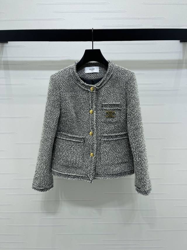 上新原单高端品质 Celin*2025秋冬最新系列！粗花呢外套！黑白灰混色设计，质感满满又高级。金属纽扣＋精致刺绣，细节超加分！短款剪裁，搭配高腰裤或裙都很出彩