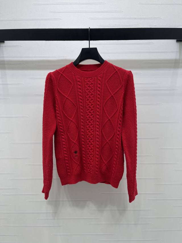 上新原单高端品质 Dio* 2025秋冬最新系列！麻花针织毛衣！定制羊毛针织材质 亲肤软糯 密实细腻 素色正肩套头毛衣版型 成衣超重工麻花编织 多种走针排列突出