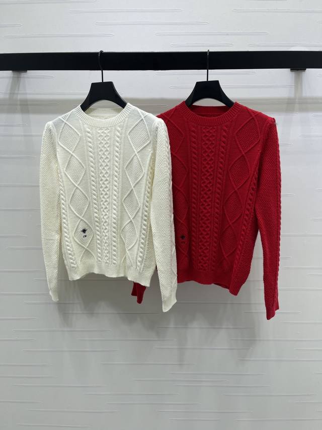 上新原单高端品质 Dio* 2025秋冬最新系列！麻花针织毛衣！定制羊毛针织材质 亲肤软糯 密实细腻 素色正肩套头毛衣版型 成衣超重工麻花编织 多种走针排列突出