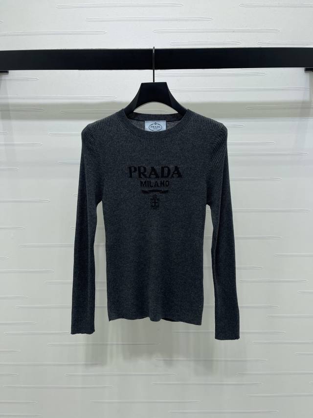 上新原单高端品质 prad* 2025秋冬最新系列！圆领针织长袖！定制羊毛材质 质感舒适 弹力十足 修身长袖裁剪 胸前撞色字母徽标 凸显品牌格调 领口袖口螺纹包