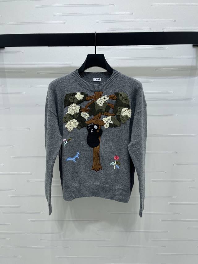 上新原单高端品质Loew*2025秋冬最新系列！山野千里联名 重工刺绣套头针织毛衣！定制羊毛混纺纱线材质织造 质感高级 柔软舒适 领口袖口细腻包边 胸口重工山野