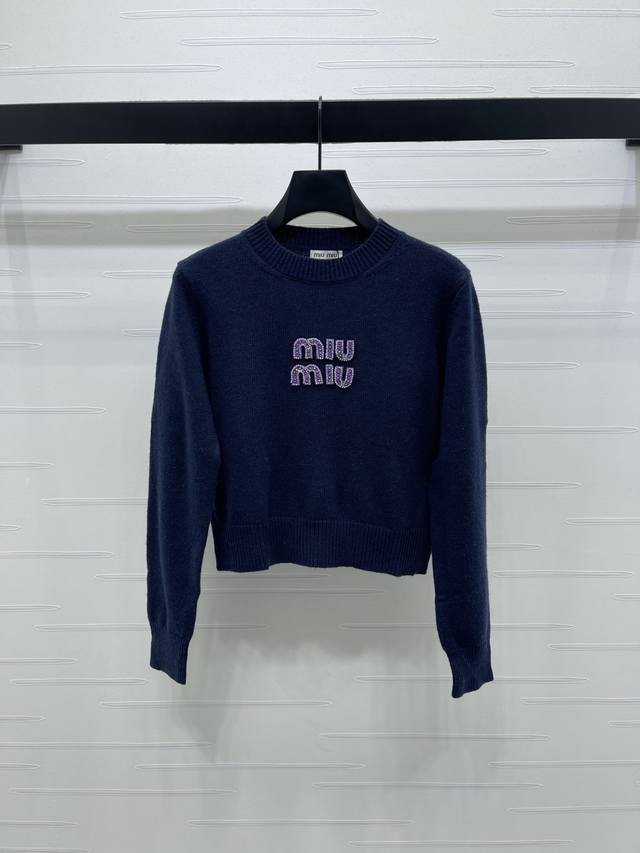 上新原单高端品质 Miumi*2025秋冬最新系列！钉钻套头毛衣！定制羊毛针织材质 质感高级 舒适柔软 肌理明显 圆领正肩长袖毛衣突出温柔气质 领口袖口螺纹包边