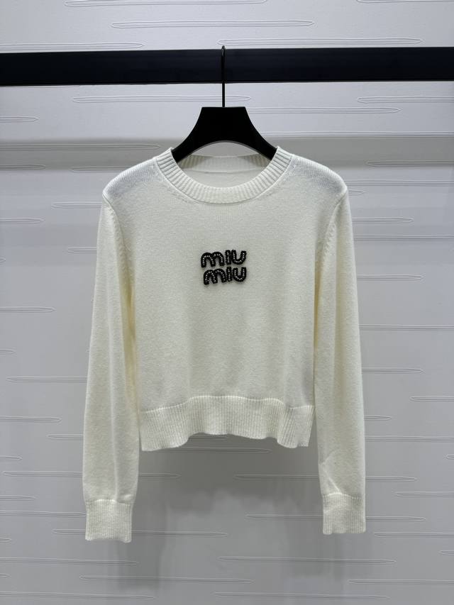 上新原单高端品质 Mi*Mi*2025 秋冬最新系列！烫钻字母针织毛衣！减龄必备！胸前撞色品牌Logo低调时髦，少女心爆棚，上身减龄气质！3个色！S-M-L3码