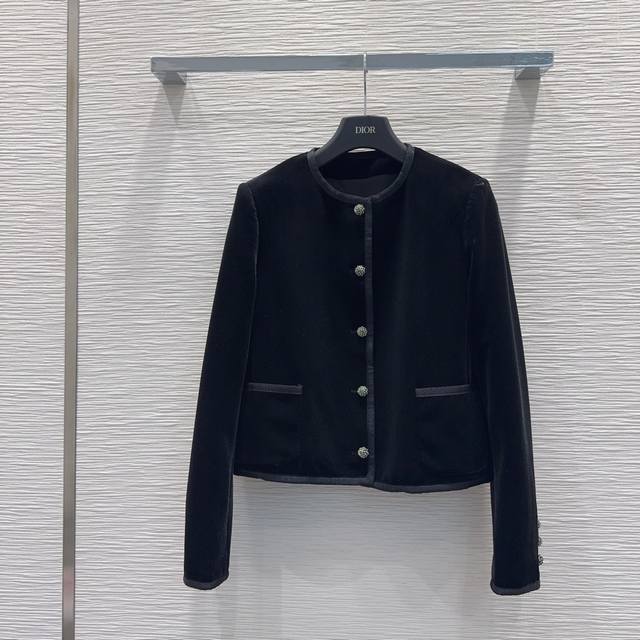Christian Dio* 2025Fw新款外套 定制丝绒面料 复古时髦 贴合舒适与时髦的双需求能融入每个日常的穿搭场景中。俏皮减龄充满元气的设计元素相呼应。