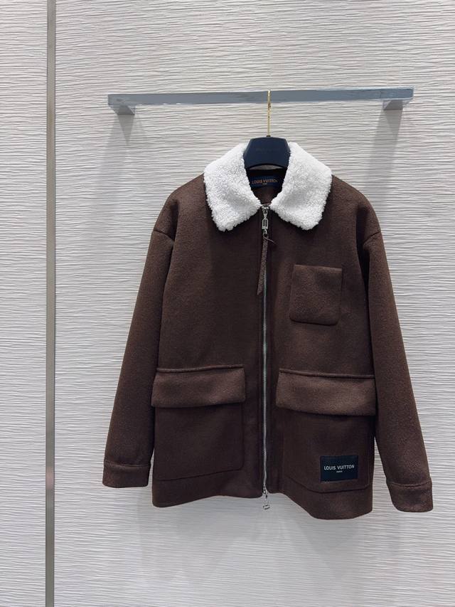 Louis Vuitto*2025Fw最新品百搭时尚外套 经典又有型 自带气场 面料质感很奈斯 时髦又高级 颜色超级正 上身显白又显瘦 自带酷帅感的系列 走路都