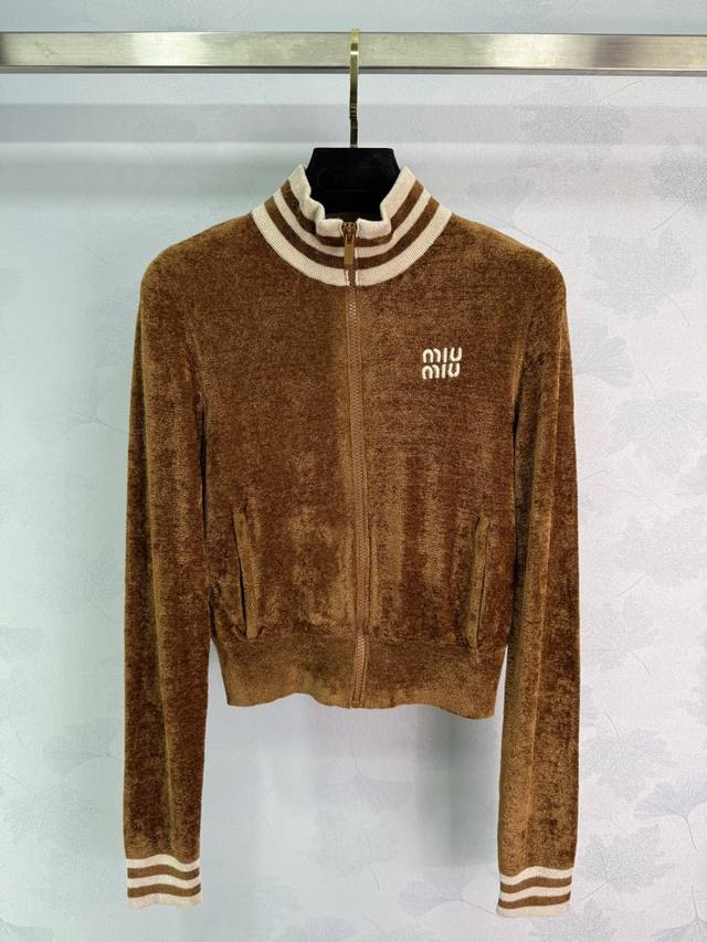 Miu*25秋冬新款美拉德棕色拉链针织开衫 白色条纹领口设计 胸前小Logo刺绣点缀 面料柔软舒适 简约大气的学院风格 搭配裙子裤子都很合适！1色3码Sml T