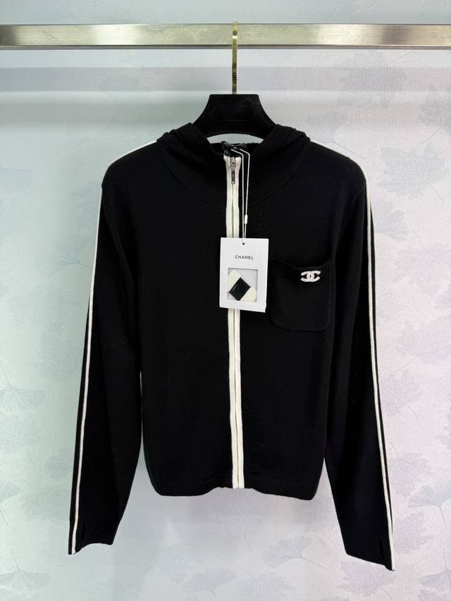 Ch*2025早秋新款撞色轮廓线针织长袖！定制进口纱线织造 弹力舒适 针织长袖开衫剪裁 竖坑条纹理修身 贴合身材更显瘦 通体素色以撞色立体轮廓线条勾勒 胸前字母