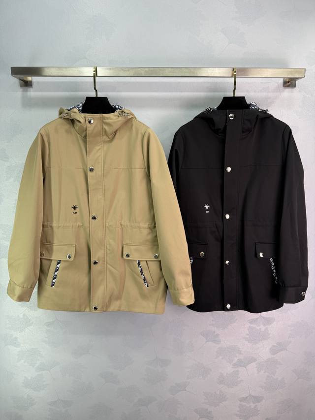Dio*25新款连帽腰抽绳风衣外套 定制Yb进口材质 挺括有型 饰以拉链按扣调节装饰 便捷穿脱 连帽设计 增添造型层次感 袖口收口调节 衣身小蜜蜂刺绣彰显品牌调