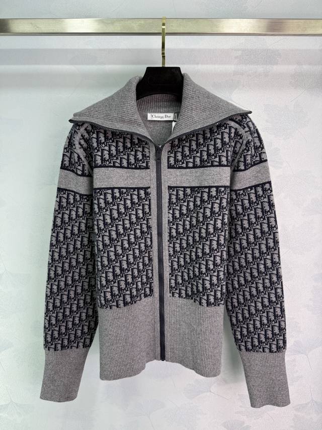 Dio* 2025早秋新款翻领提花双面针织外套！定制羊绒针织材质 质感上乘 翻领拉链开衫剪裁 穿脱便利防风御寒 整体造型高级挺括 双面穿设计理念 一面通体通过线