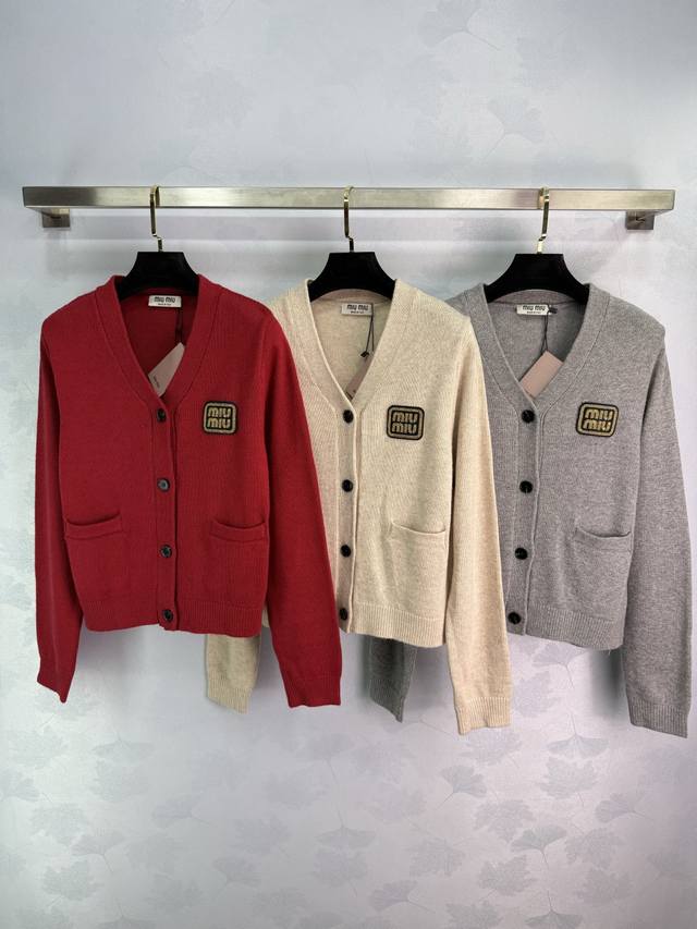 Miu*25秋冬新款经典V领针织开衫 胸前金色Logo刺绣点缀 双口袋设计超实用 面料柔软舒适 单排扣款式百搭显瘦 ！3色3码Sml T226B.