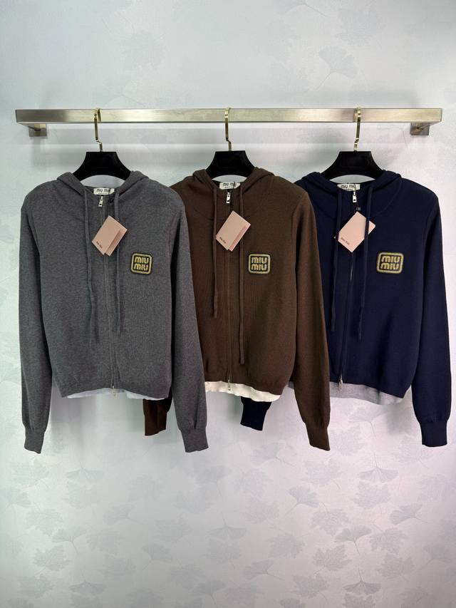 Miu*25秋冬新款连帽针织开衫 胸前精致徽章刺绣 拉链门襟设计 面料柔软舒适 搭配裙裤都很百搭 ！3色3码Sml T226B.