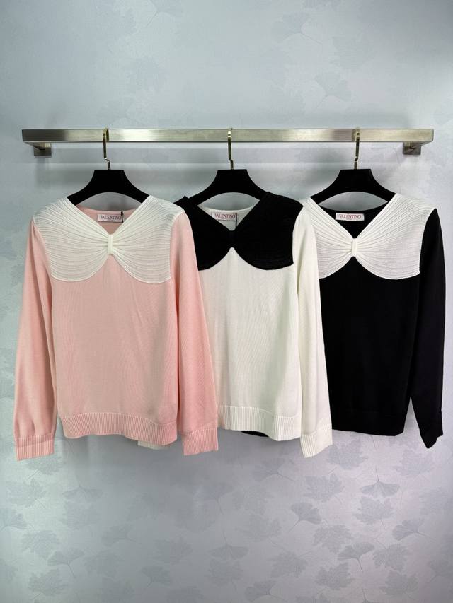 Va*25秋冬新款蝴蝶结针织衫 100%羊毛面料 手感柔软舒适 经典V领设计 撞色蝴蝶结点缀 秋冬季节穿着保暖又时尚！3色3码Sml T226B