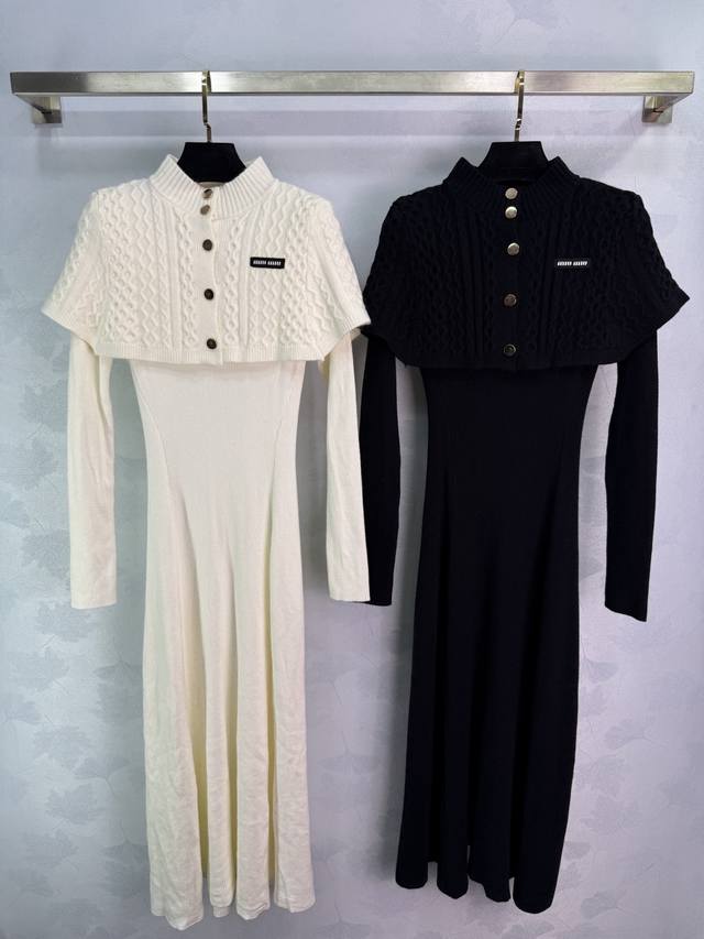 Miu*25秋冬新款针织连衣裙两件套 上衣是立领斗篷设计 配扣子装饰 面料柔软舒适 百搭款式不挑年龄肤色 伞状裙摆修饰腰胯 适配减龄时髦复古风格！2色3码Sml