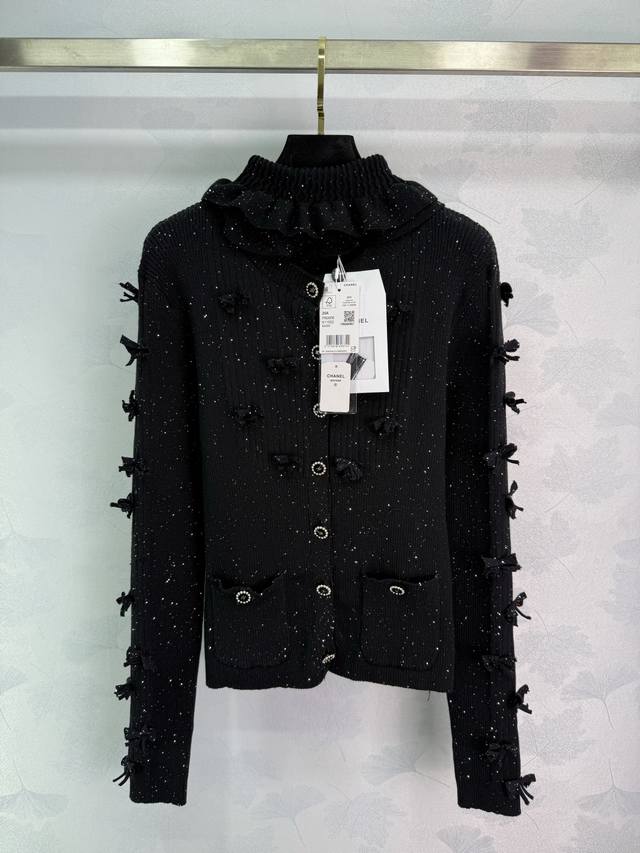 Ch* 2025秋冬新款满幅银丝蝴蝶结针织开衫！定制纯手工编织蝴蝶结，暗夜繁星点缀，优雅又高级。单排扣+精致纽扣，袖口和领口细节满分，层次感十足。针织面料柔软舒