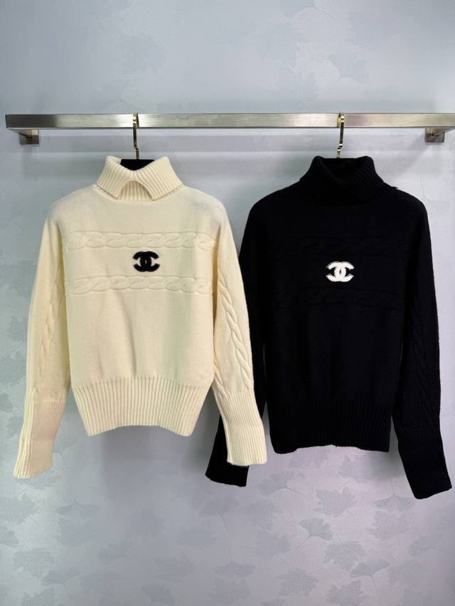 Ch* 2025秋冬新款高领针织长袖毛衣！定制进口羊毛针织材质 舒适柔软 胸前麻花肌理毛巾绣双C Logo点缀 增添高调奢华感 宽松版型 穿搭显瘦高级 尽显优雅