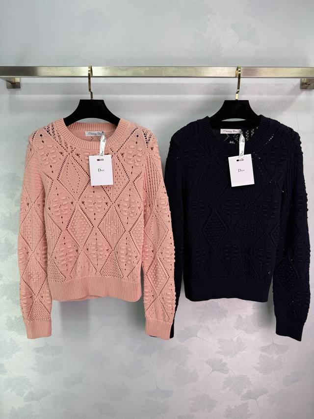 Dio* 2025秋冬新款镂空提花针织套头毛衣！定制全棉纱线织造，提花工艺处理，呈现立体凹凸造型，针织圆领套头毛衣版型，成衣后领口蜜蜂刺绣徽标，以弹力坑条螺纹包