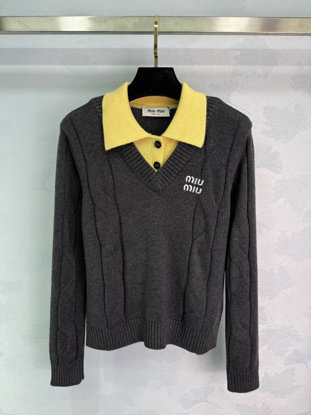 Miumi*2025秋冬新款撞色假两件针织上衣！定制羊毛纱线织造 亲肤舒适 柔软有质感 翻领针织长袖版型 衣摆袖口和纽扣半开襟领边呼应 露出拼接撞色 打造假两件