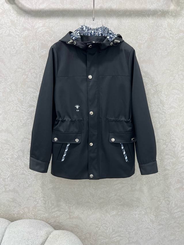 Dio*25新款连帽腰抽绳风衣外套 定制Yb进口材质 挺括有型 饰以拉链按扣调节装饰 便捷穿脱 连帽设计 增添造型层次感 袖口收口调节 衣身小蜜蜂刺绣彰显品牌调
