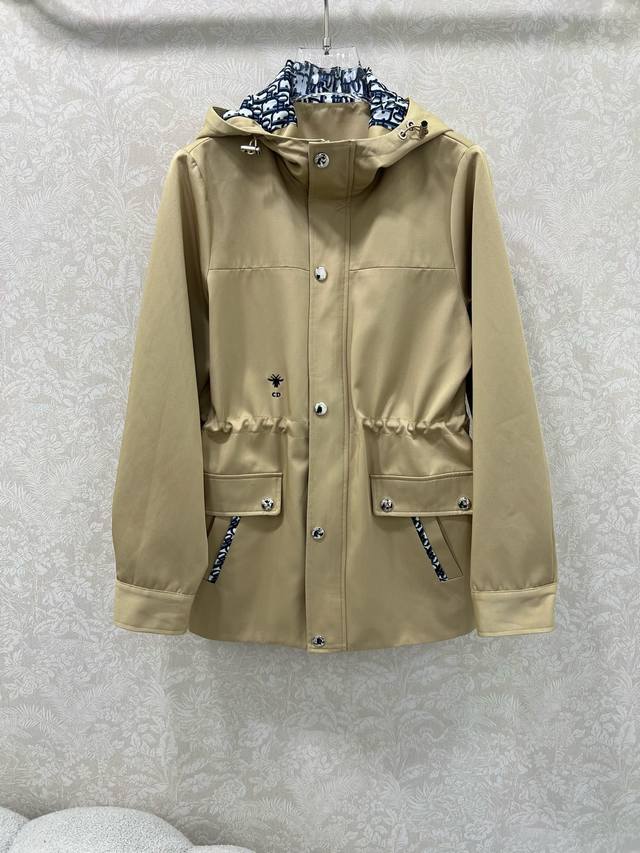 Dio*25新款连帽腰抽绳风衣外套 定制Yb进口材质 挺括有型 饰以拉链按扣调节装饰 便捷穿脱 连帽设计 增添造型层次感 袖口收口调节 衣身小蜜蜂刺绣彰显品牌调