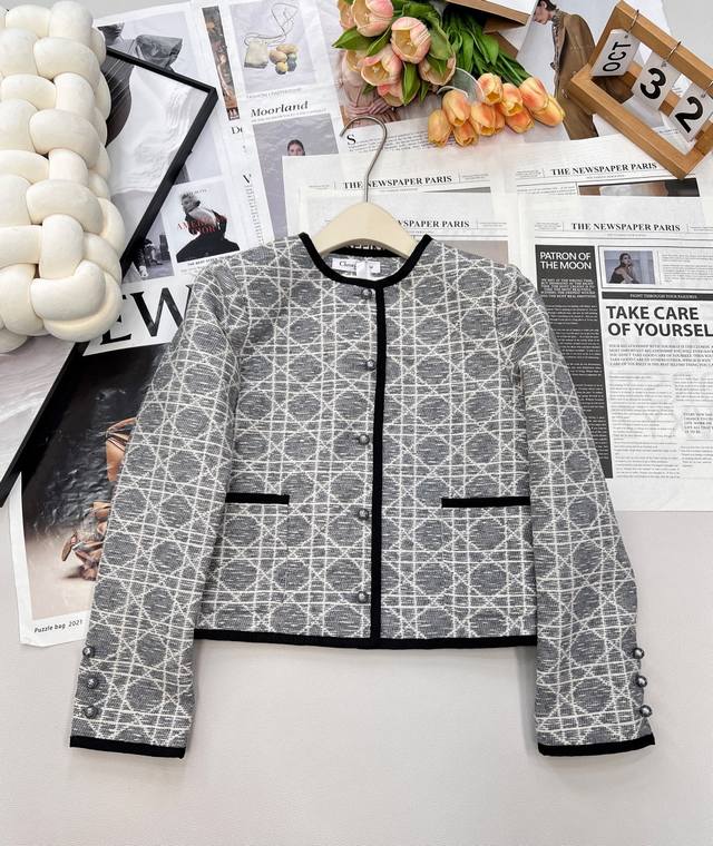 Dior 经典戴妃藤格纹粗花呢外套， Dior典藏之作｜重塑优雅传奇 ，以传奇藤格纹为序，勾勒法式优雅的永恒轮廓。 这件灰黑粗花呢外套，承载迪奥先生对“New