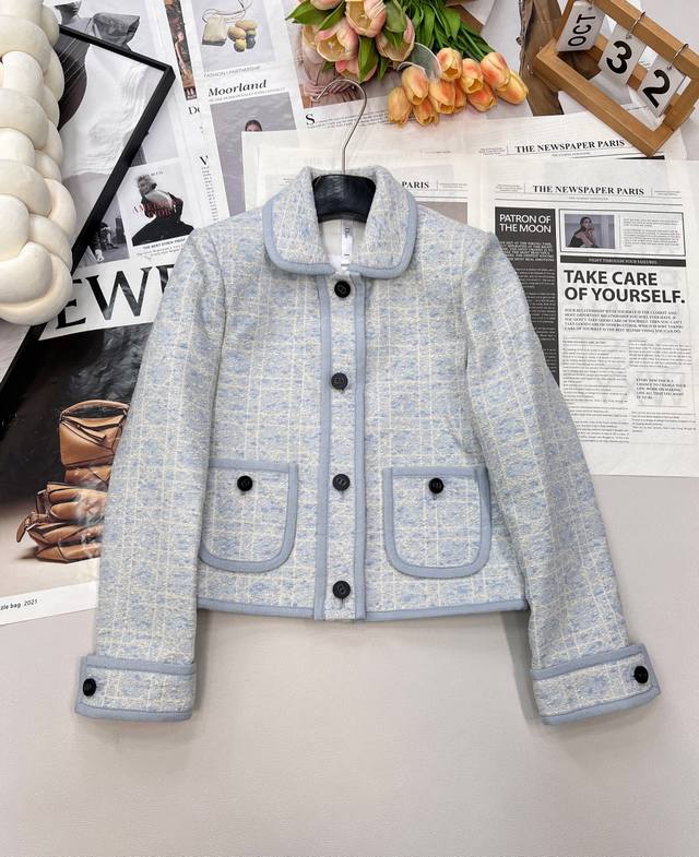 Dior 秋冬新款藤格纹翻领外套 ，H的版型剪裁，上身气场十足 满满的法式英伦风简直就是绝绝子时髦精炸街必备款 出入重要场合 不失格调 绝对是提高气质的必备单品