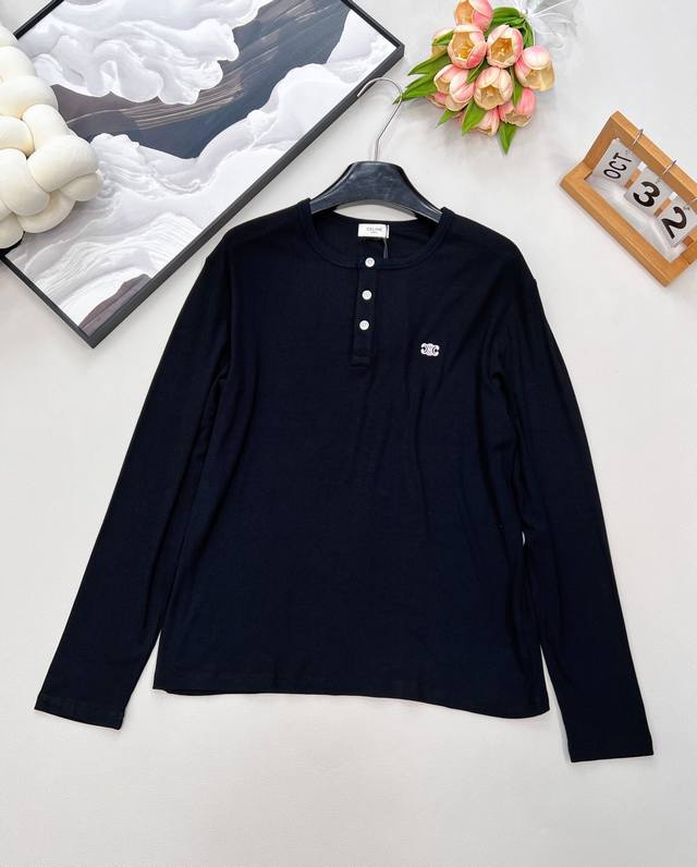 Celine早秋新款徽标刺绣亨利衫长袖， 经典亨利领设计，几颗精致纽扣点缀，打破纯色单调，简约中透着独特小心机 ，上身瞬间拿捏慵懒又高级的氛围感~ 黑白两色经典