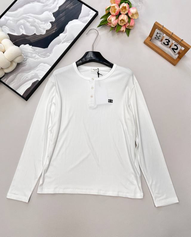 Celine早秋新款徽标刺绣亨利衫长袖， 经典亨利领设计，几颗精致纽扣点缀，打破纯色单调，简约中透着独特小心机 ，上身瞬间拿捏慵懒又高级的氛围感~ 黑白两色经典