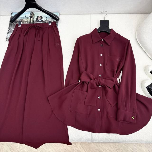 独家首发 Loe 25Ss 秋冬最新款慵懒时髦气质套装中长款腰带衬衫+松紧腰直筒裤 一套搭配上身 一股老钱轻奢风扑面而来～～ Logo刺绣徽标一套搭配 醋酸面料