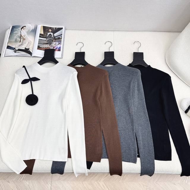 人手必备 Vltn 25Ss 秋冬最新款立体花朵装饰高领打底衫 日常必备款 各种好穿好搭配 采用羊毛针织纱线面料 十分软糯贴身舒适 花朵装饰有亮点又不过分吸睛