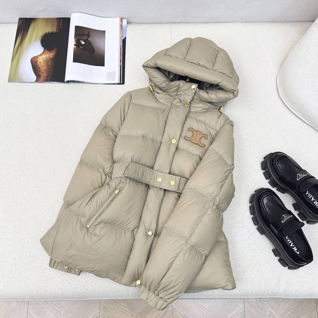 高端原单品质 Ce 25Ss 秋冬新款凯旋门皮徽标连帽束腰面包羽绒服 本季最佳版型 经典凯旋门皮标牌绣装饰弹力腰带束腰面包服塑造裹身式廓形 时髦又帅气 超级大爱