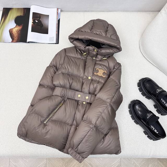 高端原单品质 Ce 25Ss 秋冬新款凯旋门皮徽标连帽束腰面包羽绒服 本季最佳版型 经典凯旋门皮标牌绣装饰弹力腰带束腰面包服塑造裹身式廓形 时髦又帅气 超级大爱