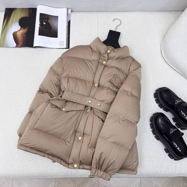 高端原单品质 Ce 25Ss 秋冬新款凯旋门徽标Logo立领束腰面包羽绒服 本季最佳版型 经典凯旋门贴布绣面包服塑造裹身式廓形 弹力束绳下摆展现充满科技感 时髦