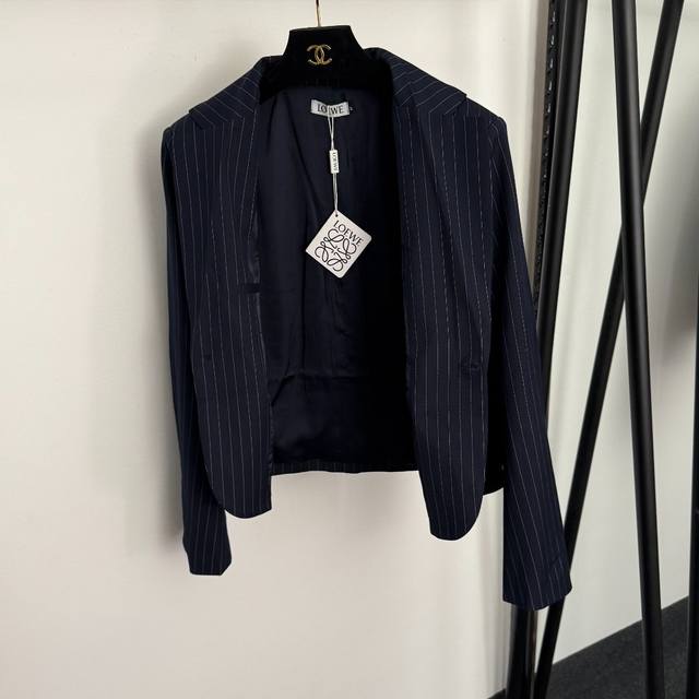 款号20257045 Loew*新款条纹Ol套装，一粒扣修身长袖西装外套+皮标Logo装饰褶皱设计收腰西裤 长裤，蓝色，Sml， M码：肩宽40，胸围96，袖长