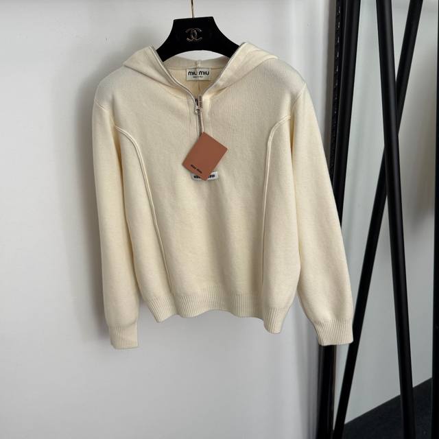 款号20257042 Miumi*新款 领标字母长袖连帽羊毛针织衫卫衣，米白色，藏蓝色，灰色，36 38 40， 38码：肩宽38，胸围98，袖长53，长53；