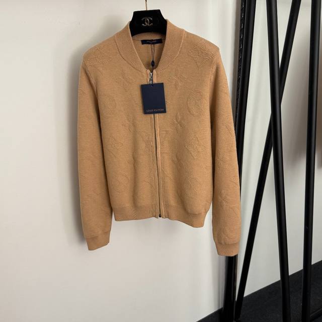款号20257041 Lv*新款 老花Logo提花长袖羊毛针织开衫拉链外套，卡其色，Sml， M码：肩宽37，胸围92，袖长60，长56；重量：0.565Kg