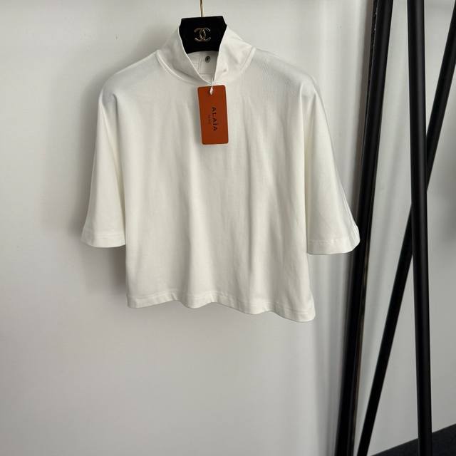 款号20257027 Alai*新款 后背开扣设计立领短袖短款T恤上衣，白色，黑色，Sml， M码：胸围104，袖长41，长49；重量：0.250Kg