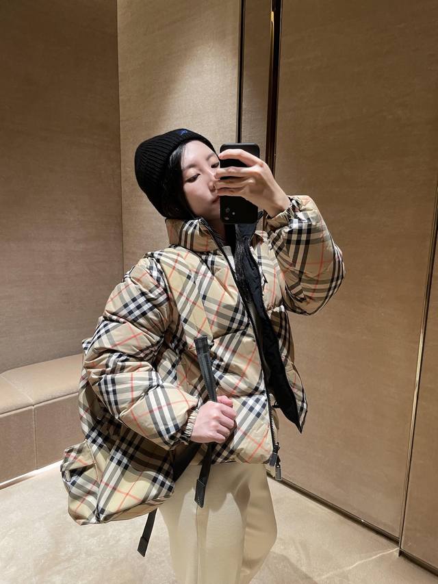 Burb*Rry 25Fw秋冬新款 双面可穿短款羽绒服丨独家Yb开发！高版出品！标志性Vintage格纹自带复古英伦滤镜，搭配同系列格纹包袋，轻松营造松弛的高阶
