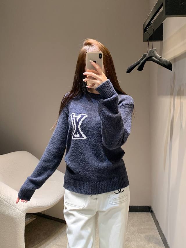 Louis Vuitto* 25Fw秋冬新款 经典Logo嵌花圆领羊毛衫丨独家高版出品！以深灰调羊毛混纺面料为基底，自带细腻毛绒肌理，软糯触感适配早秋微凉气候；