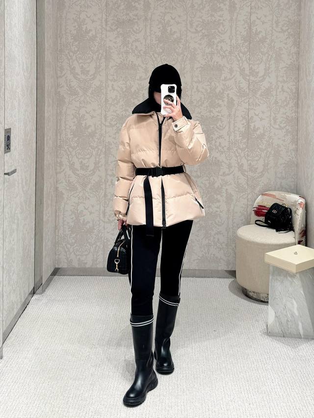 Dio* 25Fw秋冬新款 阿尔卑斯Alps滑雪限定棉服外套丨独家Yb开发！高版出品！经典延续氛围感满满，绝对是心头爱啊，面料手感细软舒适，搭配腰带 标志条形图