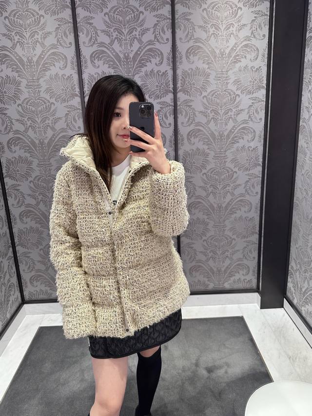 Moncle* 25Fw秋冬新款 Cochelle小香风金丝绒中长款羽绒服丨独家Yb开发！高版出品！外层采用金丝混纺粗花呢，以米金为基底交织黑、金纱线，自带细碎