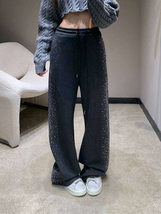 Ann Andel*An 25Fw秋冬新款 侧缝烫钻弯刀休闲裤丨独家Yb开发！高版出品！选用重磅毛圈卫衣面料，表面细腻亲肤，裤身侧边采用渐变密集烫钻工艺，细碎水