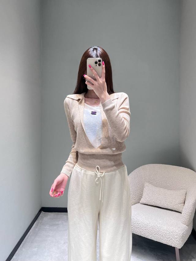 Chan*1 2025高级手工坊成衣系列 假两件针织面料质感细腻，领口的设计极具特色，翻领与深V领相结合，露出内里的白色衬片，衬片上的经典双C标志。Sml